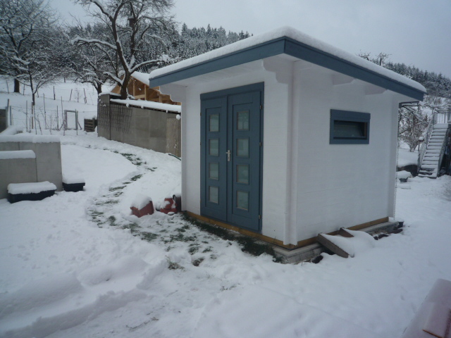 Blockbohlenhaus mit Ecküberstand 28 mm Pultdach mit 4° Gefälle